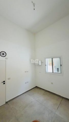 השושנים 13