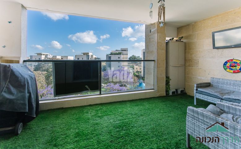 קרית האמנים, מצליח