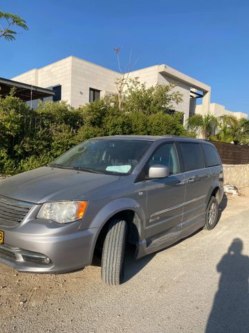 מודעת רכב קרייזלר גראנד וויאג'ר