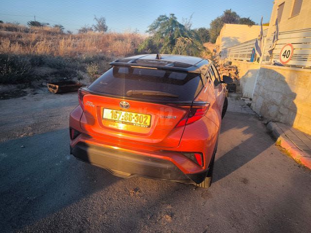 מודעת רכב טויוטה C-HR