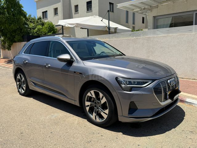מודעת רכב אאודי E-tron