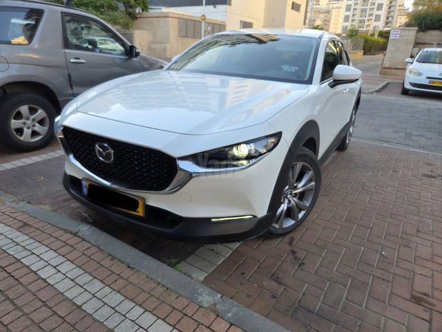 מודעת רכב מאזדה CX-30