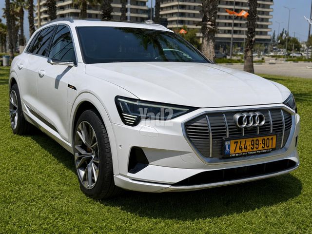 מודעת רכב אאודי E-tron