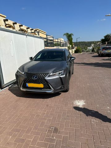 מודעת רכב לקסוס UX