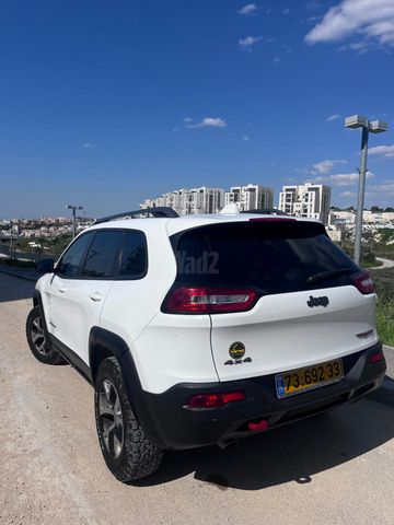 מודעת רכב ג'יפ צ'ירוקי