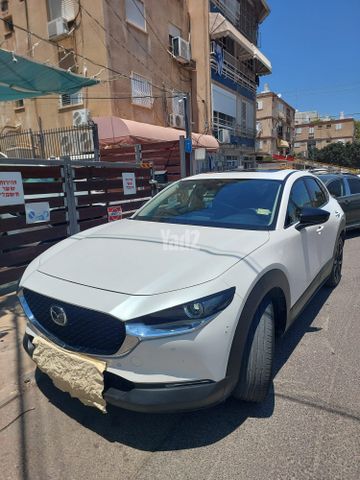 מודעת רכב מאזדה CX-30