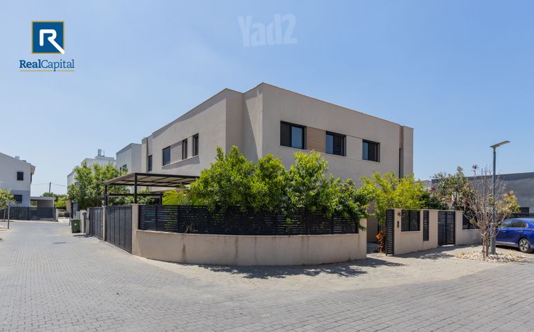 דו משפחתי, כוכב יאיר / צור יגאל