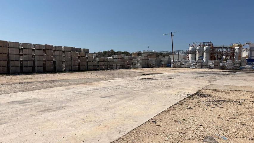 מגרשים