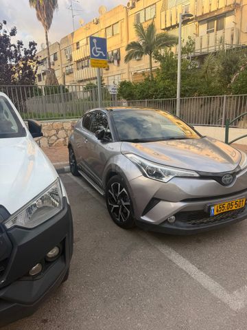 מודעת רכב טויוטה C-HR