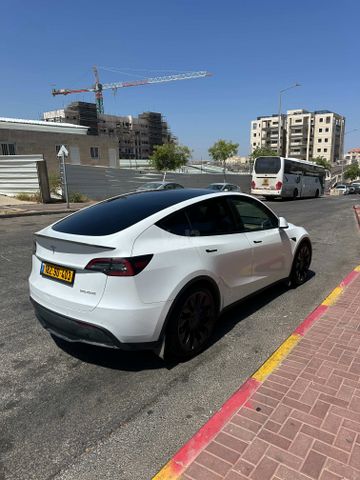 מודעת רכב טסלה מודל Y