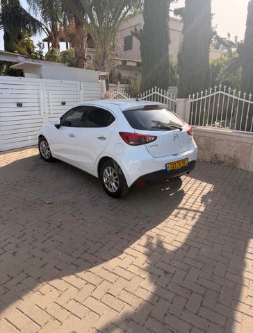 מודעת רכב מאזדה 2