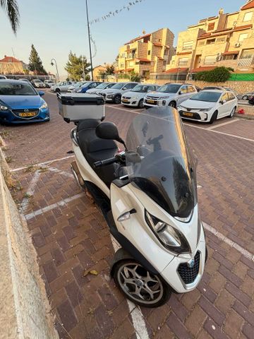 מודעת רכב פיאג'ו MP3 500