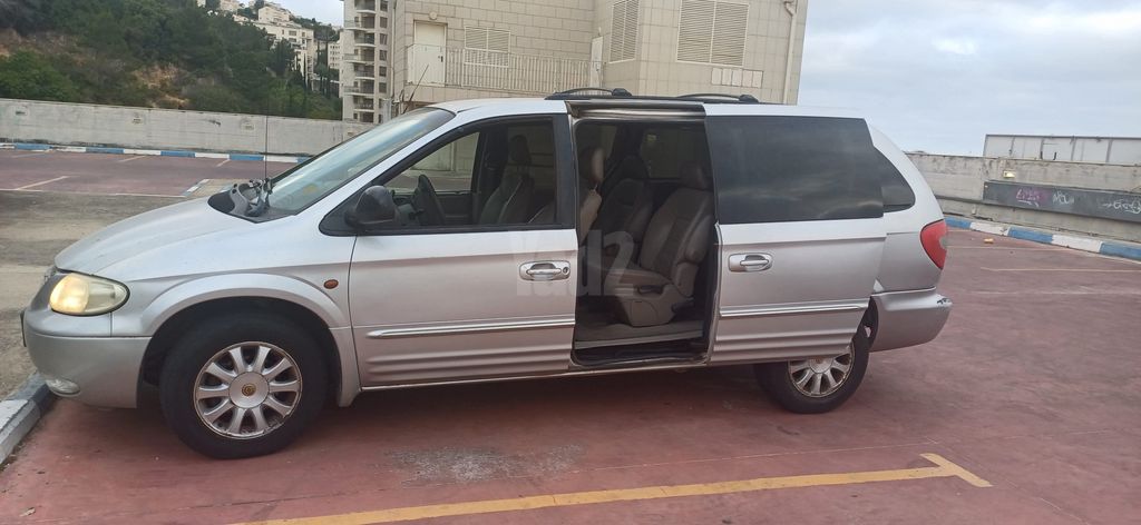 מודעת רכב קרייזלר טאון אנד קאנטרי