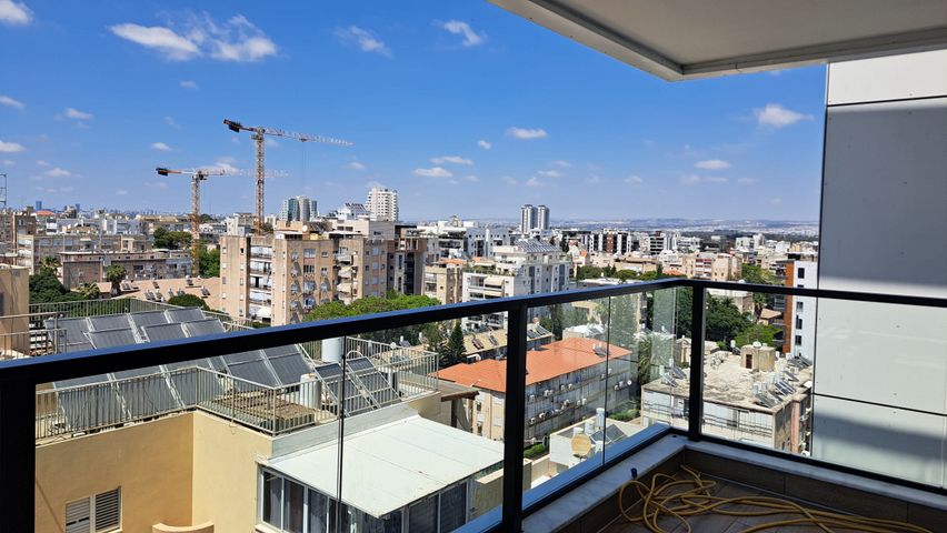 האלונים 4