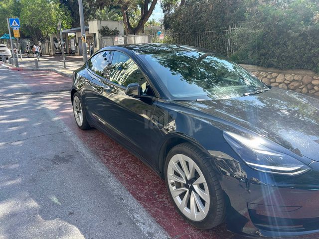 מודעת רכב טסלה מודל 3