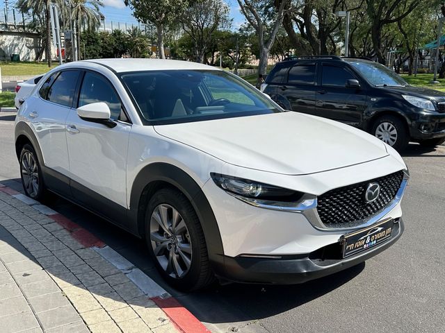מודעת רכב מאזדה CX-30 3