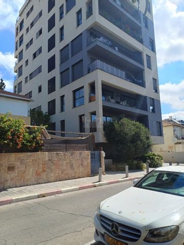 עלומים 12
