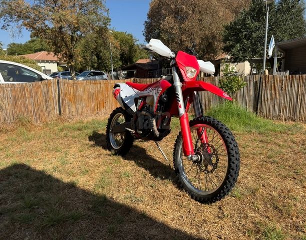 מודעת רכב גאס-גאס EC300F