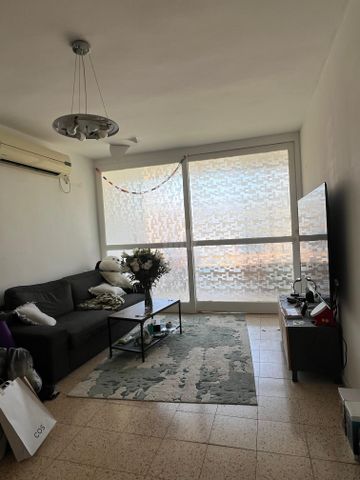צבי הירשפלד 25