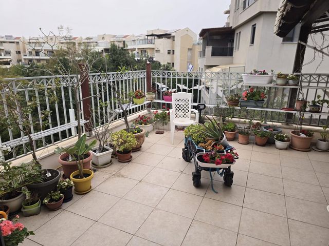 שדרות מנחם בגין 13