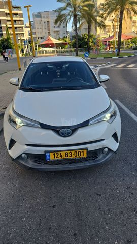 מודעת רכב טויוטה C-HR
