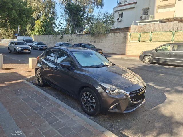 מודעת רכב מאזדה 2