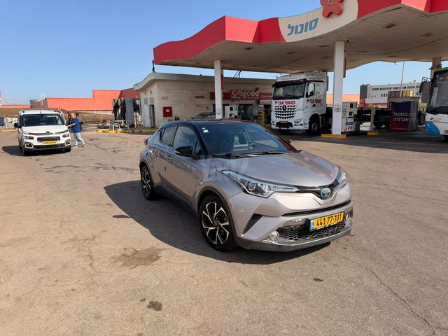 מודעת רכב טויוטה C-HR