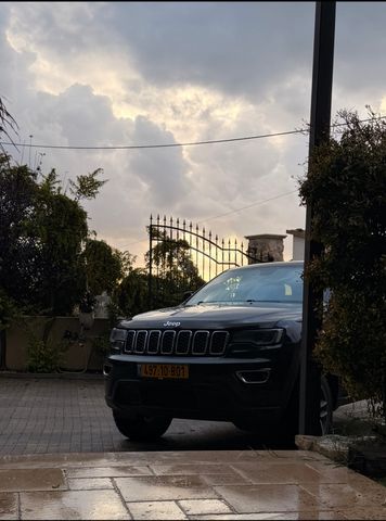 מודעת רכב ג'יפ גרנד צ'ירוקי