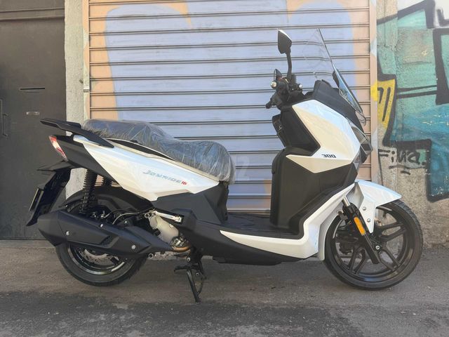 מודעת רכב סאן יאנג ג'וירייד 300 16