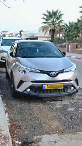 מודעת רכב טויוטה C-HR