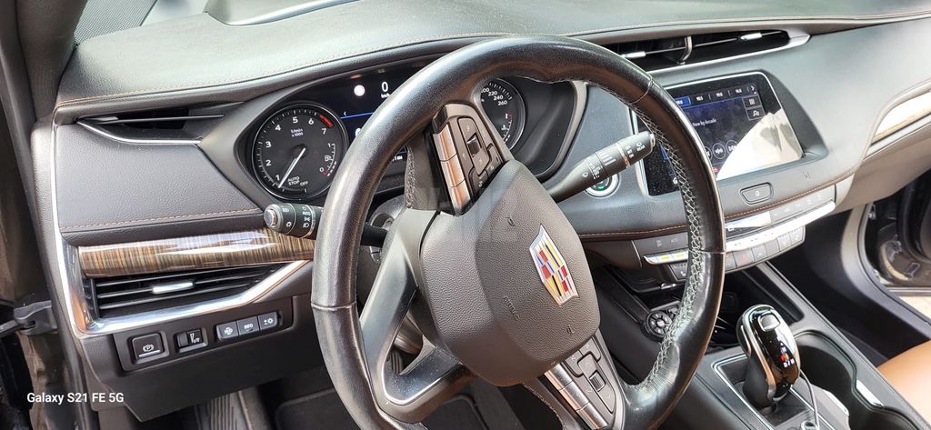 מודעת רכב קאדילק XT4