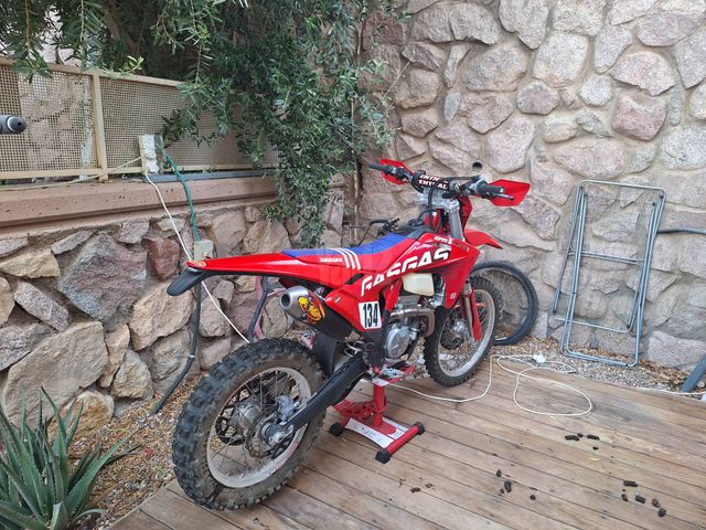 מודעת רכב גאס-גאס EC300F