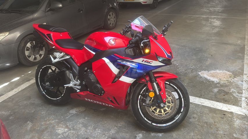 מודעת רכב הונדה CBR600RR