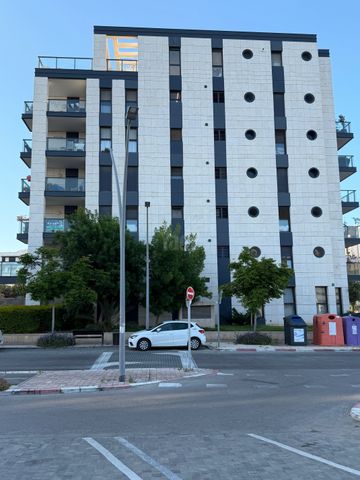עפרה חזה 