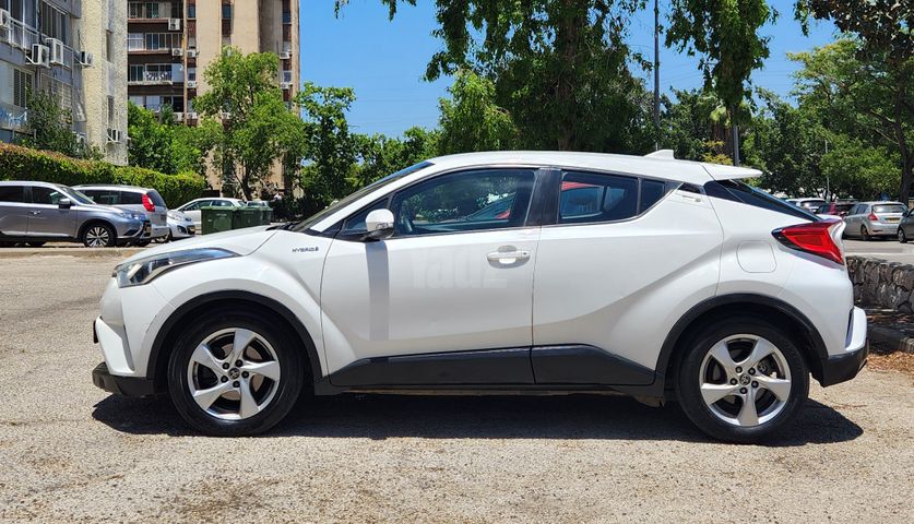 מודעת רכב טויוטה C-HR
