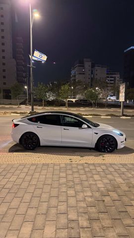 מודעת רכב טסלה מודל 3