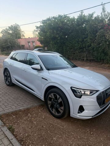 מודעת רכב אאודי E-tron