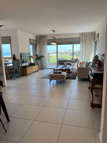 הגוש הגדול, רמת אביב החדשה, נופי ים