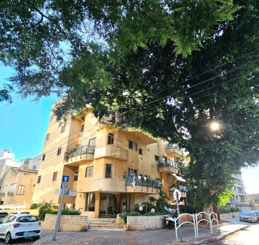 עלומים 28