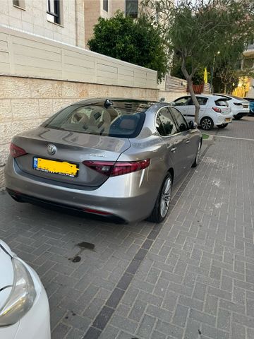 מודעת רכב אלפא רומיאו ג'וליה