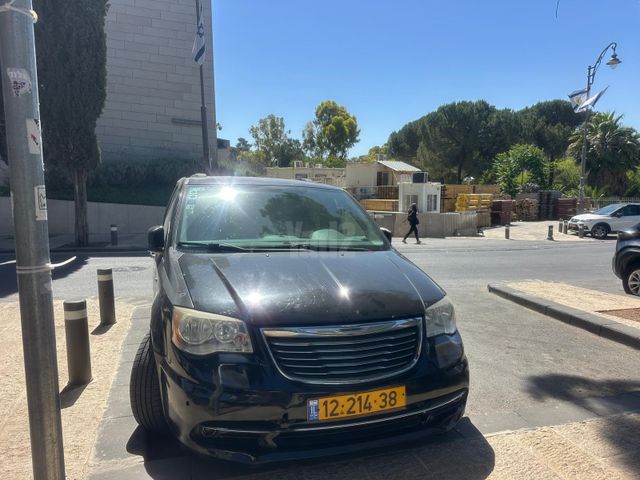 מודעת רכב קרייזלר גראנד וויאג'ר