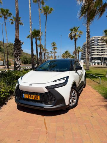 מודעת רכב טויוטה C-HR