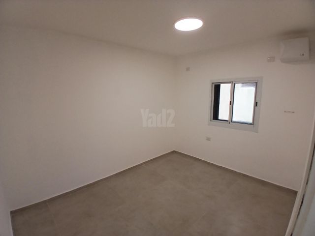שדרות הצנחנים 8