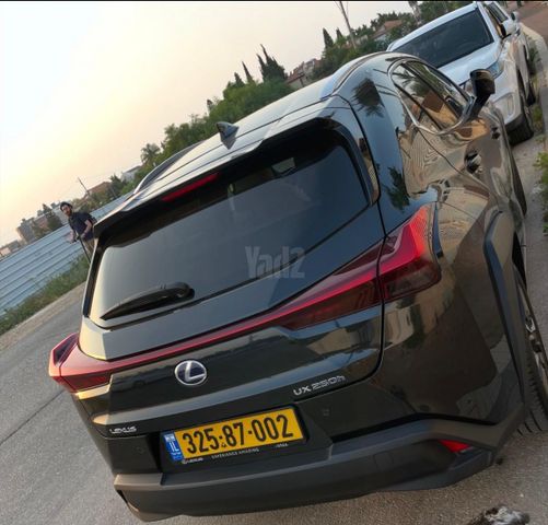 מודעת רכב לקסוס UX