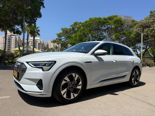 מודעת רכב אאודי E-tron 2
