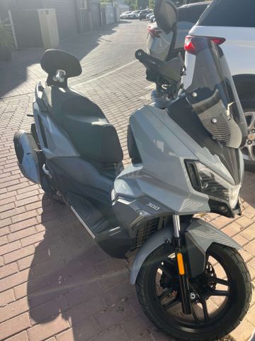 מודעת רכב סאן יאנג ADX 300