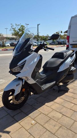 מודעת רכב סאן יאנג ג'וי-מקס Z-300