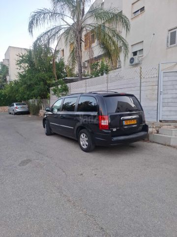 מודעת רכב קרייזלר גראנד וויאג'ר