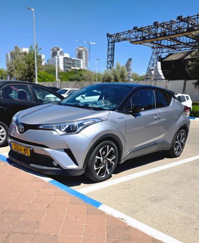 מודעת רכב טויוטה C-HR