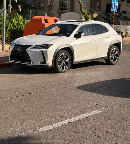 מודעת רכב לקסוס UX